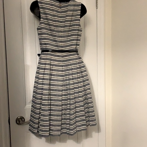 V-neck fit and flare pleated dress Size 2 $15 if you Buy 2 Dresses or more - Picture 6 of 8